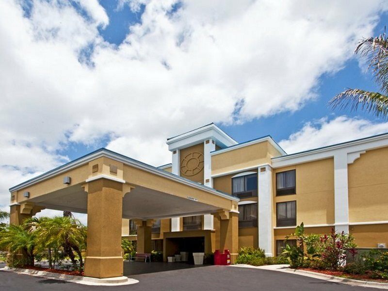Holiday Inn Express Vero Beach-West I-95 By Ihg Exterior photo